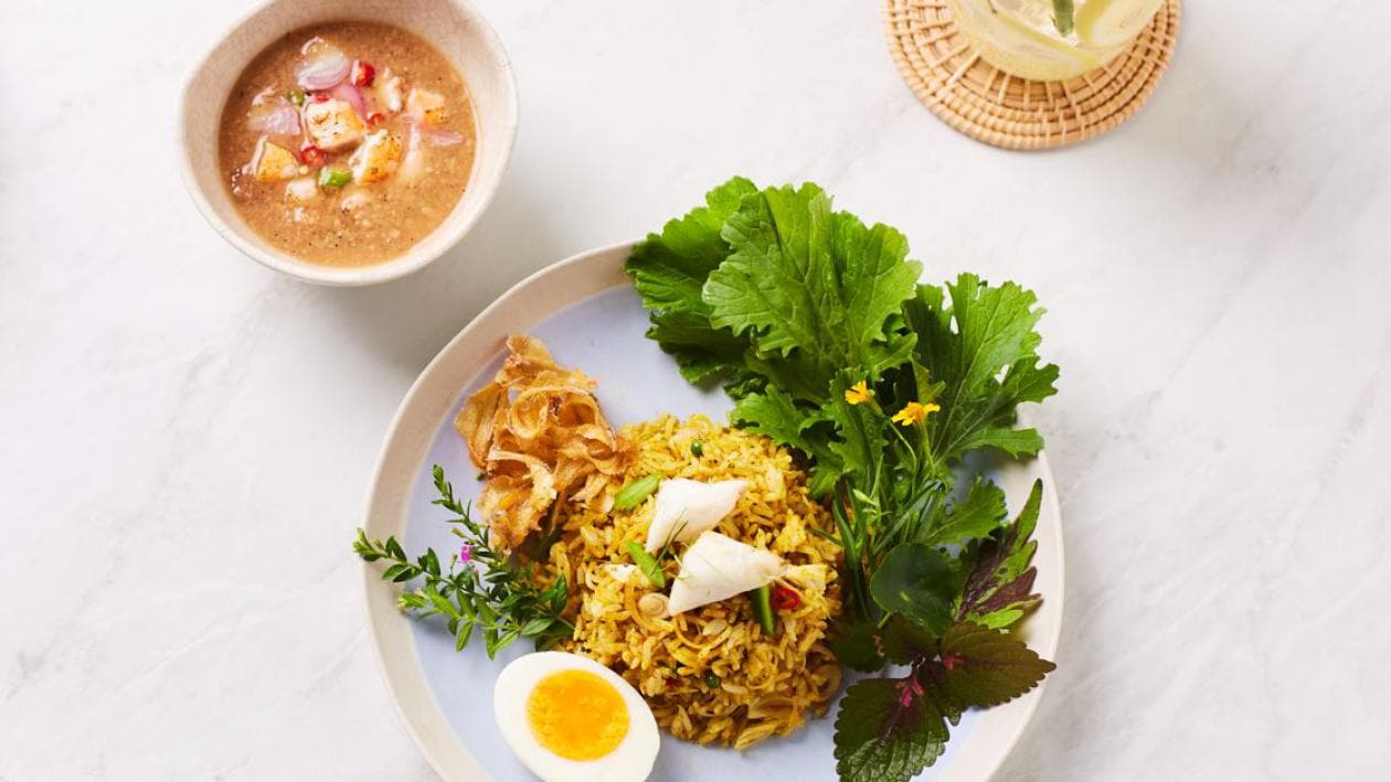 ข้าวผัดคั่วกลิ้งเนื้อปู พร้อมน้ำชุบกุ้งเผาผักเหนาะ